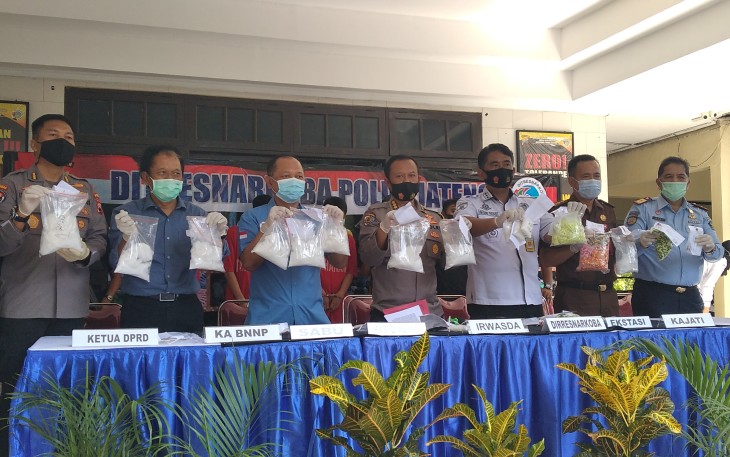 Dirresnarkoba Polda Jateng Kombes Pol Ignatius Agung Prasetyoko, Kepala BNN Jateng Brigjen Pol Benny Gunawan, Kabidhumas Polda Jateng Kombes Pol Iskandar Fitriana Sutisna, Irwasda Polda Jateng Kombes Pol Mashudi, dan Ketua DPRD Jateng Bambang Kusriyanto memegang barang bukti yang akan di musnahkan. Rabu, 7/10/2020.