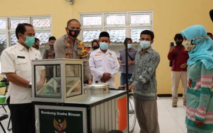 Kapolres Kendal AKBP Ali Wardana, S.H., S.I.K., M.M, Ketua Baznas Kab. Kendal K.H. Ubaidilah, Kabag Kesra Setda Kab. Kendal, Pejabat Utama Polres Kendal menyerahkan gerobak ke warga penerima bantuan di Balai Kelurahan Ketapang Kecamatan Kota Kendal, Rabu (21/10/2020)