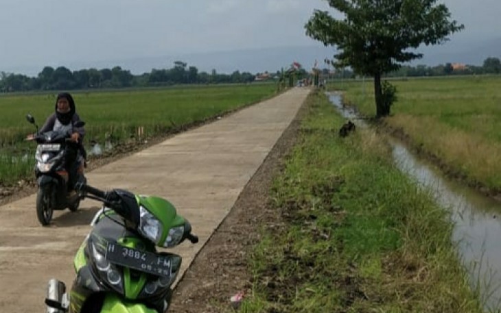 Rini warga Dukuh pening sedang melewati jalan betonisasi hasil TMMD Kodim0715/Kendal. Selasa 27/10/2020