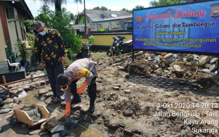 Kapolres Seluma AKBP Switanto Prasetyo S IK Letak Batu Pertama Pembangunan Mushola Polsek Sukaraja