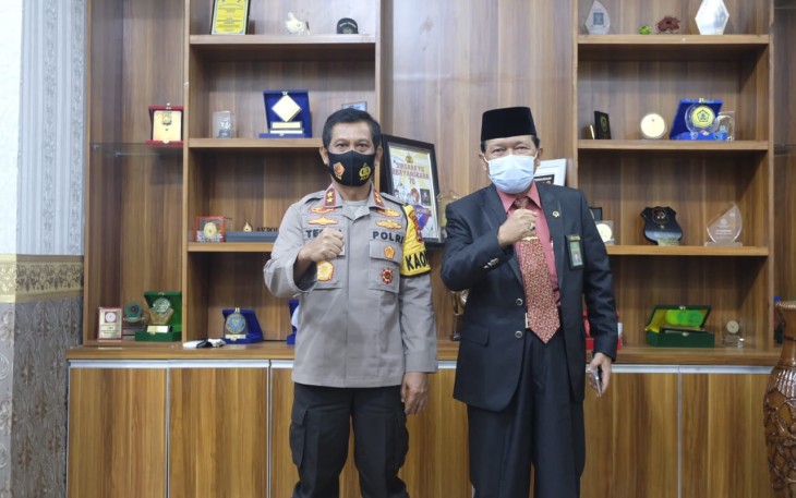 Kepala Kepolisian Daerah Bengkulu Irjen Pol Drs Teguh Sarwono M Si Menerima Kunjungan Ketua Pengadian Tinggi Agama Provinsi Bengkulu Drs H R M Zaini SH MH
