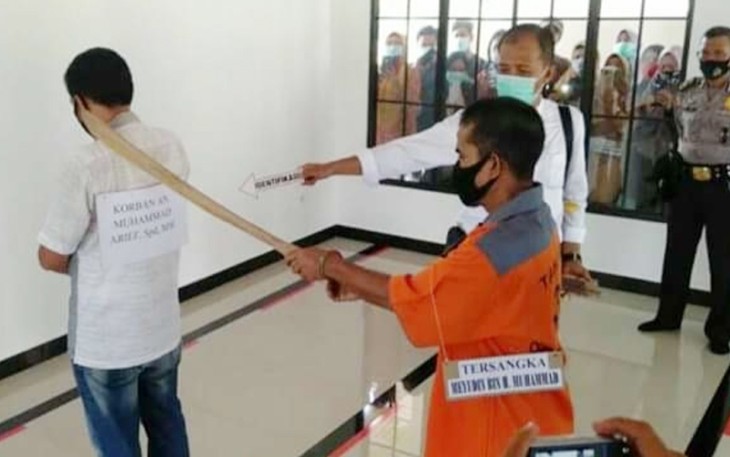 Adegan pembacokan terhadap korban saat salat