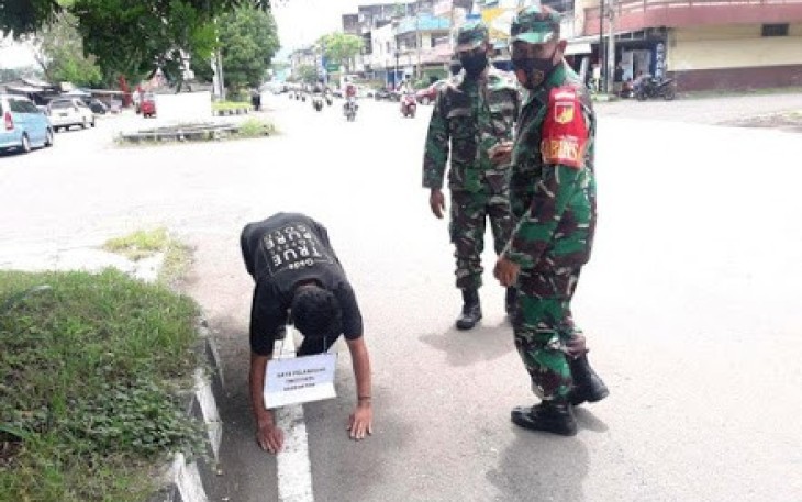Personil Koramil 1301/Bitung Saat berikan sanksi kepada warga yang terjaring operasi yustisi karena tidak memakai masker
