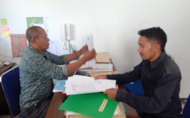Sekretaris Negeri Luhu Amir Hatala Sedang Melakukan Aktivitas di Kantor Negeri Luhu Kecamatan Huamual Kabupaten Seram Bagian Barat 