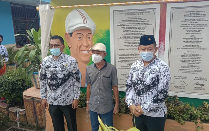 Kadis Pendidikan dan Kebudayaan Bersama Kepsek SMPN 2 Bitung dan Axel Galatang