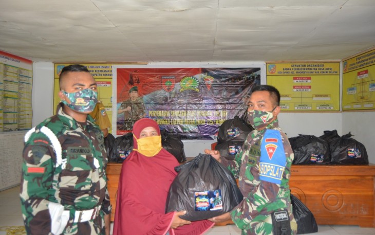 Yonif 725/Wrg Serahkan Bingkisan Sembako dari Pangdam XIV/Hasanuddin