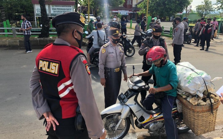 Polres Batang melakukan operasi di Jl. Dr Sutomo Batang, depan gedung Pramuka Batang. Minggu (1/11/2020)   