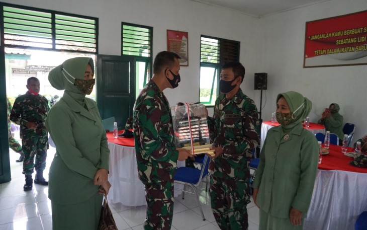 Kodim 0736/Batang melaksanakan tradisi pelepasan kepada Lettu Inf. Sumari (Danramil 08/Wonotunggal) di Aula Koramil 10/Batang, Senin (2/11/20