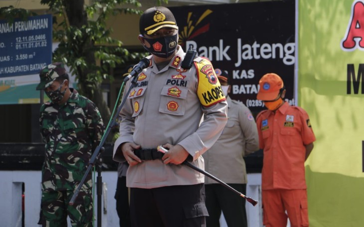 Kapolres Batang AKBP Edwin Louis Sengka dihadapan peserta gelar apel siaga tanggap bencana di jalan Veteran Batang, Selasa (3/11/2020).