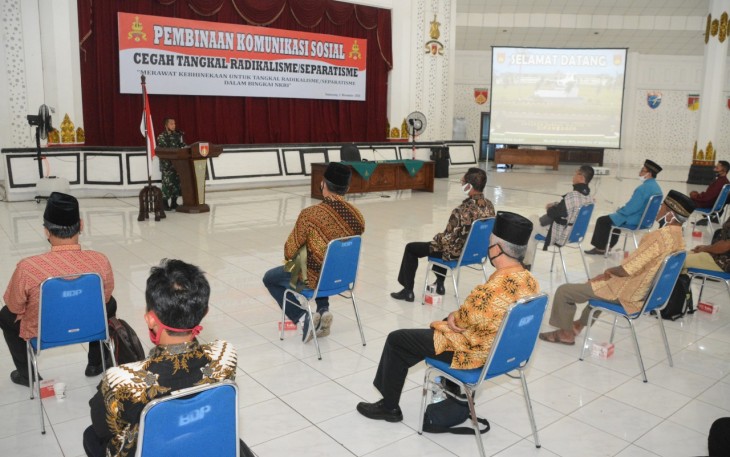 Aster Kasdam IV/Diponegoro Kolonel Inf Suhartono, S.I.P. saat membuka acara Komsos didepan para Tokoh Masyarakat, Tokoh Agama, Mahasiswa, Pelajar serta Santri dan Santriwati di Balai Diponegoro, Jl. Perintis Kemerdekaan, Watugong, Semarang. Selasa, 3/11/2020.