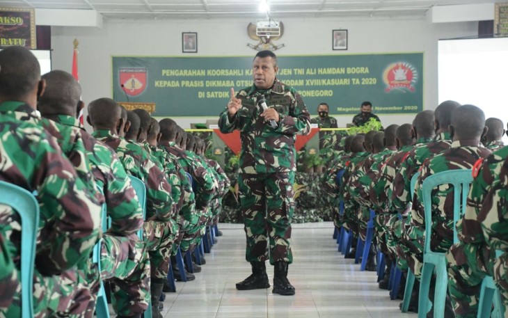 Koorsahli Kasad Letjen TNI Ali Hamdan Bogra, S.I.P. memberi pengarahan di Satdik Secaba Rindam lV/ Diponegoro Jl. Pahlawan Potrobangsan, Kota Magelang, Jum'at, 6/11/2020.