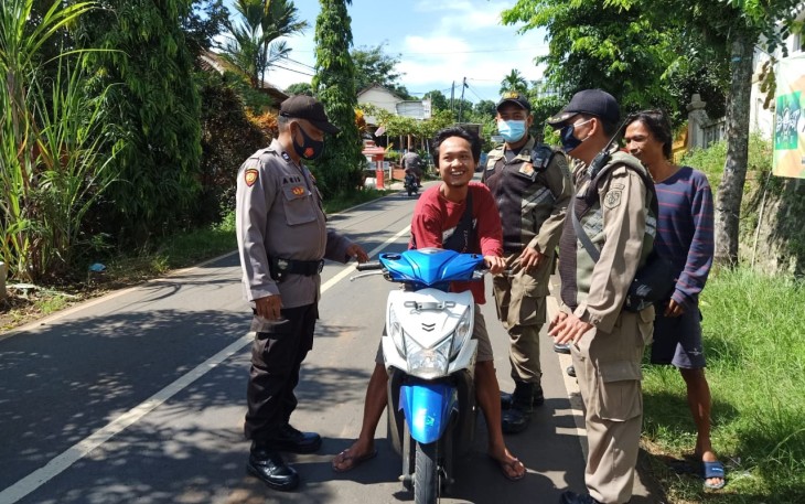 Petugas gabungan melaksanakan operasi  Yustisi  dan penindakan berada di lokasi	 Jalan Raya Pertigaan depan kantor kecamatan  Pageruyung. Kamis 4/11/2020.