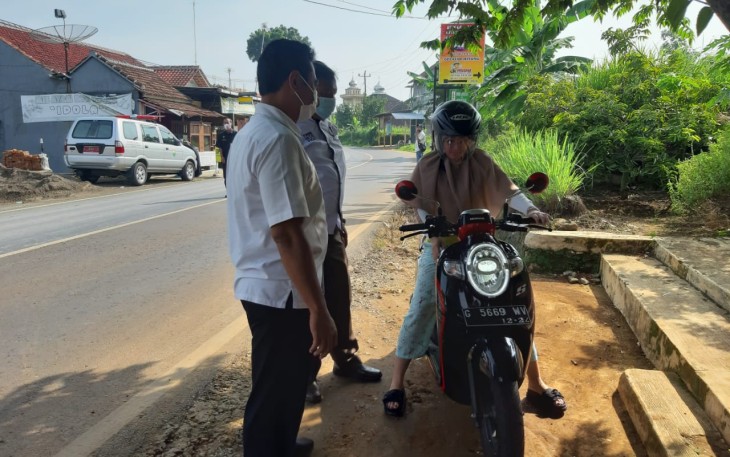 Polsek, Koramil , Puskesmas dan kecamatan  Limpung mengadakan razia di depan Balai Desa Donorejo yang merupakan jalur utama alternatif Pekalongan Magelang, Senin (9/11/2020).
