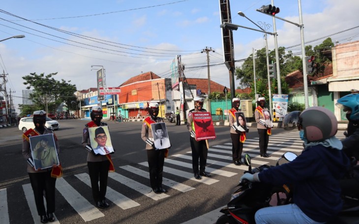 Satlantas Polres Purbalingga adakan kuis tebak nama-nama pahlawan saat Penling di simpang empat Taman Usman Janatin, Selasa (10/11/2020) 