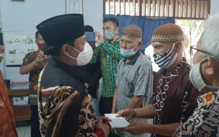 Plt Walikota Bengkulu Dedy Wahyudi menghadiri acara penyerahan honor/bantuan operasional (BOP) untuk para ketua RT, ketua RW, ketua Linmas, ketua adat dan ketua LPM,di kantor lurah Jalan Gedang Kecamatan Gading Cempaka
