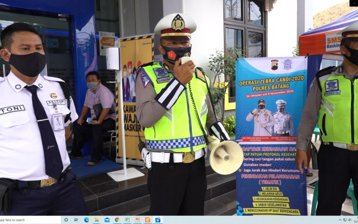Satuan Lalu Lintas Polres Batang, para petugas sosialisasikan prokes di Markas Komando (MAKO) Satuan Lalu Lintas Polres Batang, Kamis (12/11/2020).   