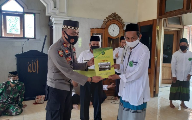 Kapolsek Limpung AKP Yorisa Prabowo menyerahkan  bantuan pembangunan masjid Miftahul Huda sebesar Rp 5.000.000,- (Lima Juta Rupiah) yang diterima oleh KH Mundakhir, selaku takmir Masjjid di Dukuh Sari Desa Sembung Kecamatan Banyuputih Kabupaten Batang, Jumat (13/11/2020). 