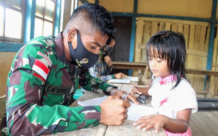 Anggota Satgas memberikan pengetahuan dan pelajaran kepada murid-murid SDN 25 Perimpah. Sabtu (14/11/2020).