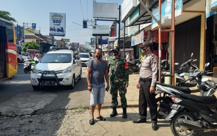 Polsek Limpung bersama Koramil 02 Limpung melaksanakan patroli di pasar Limpung. Sabtu (14/11/2020).