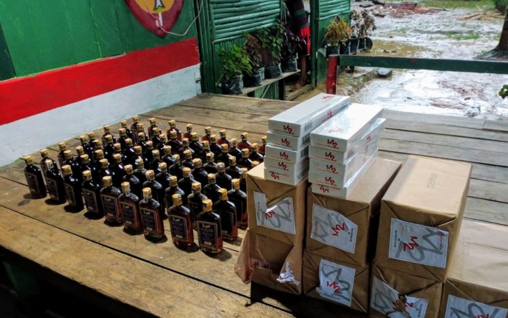Barang ilegal berupa 72 botol miras merek brendy dan 80 slop rokok merek m2 di Desa Jasa Kecamatan Senaning, Kabupaten Sintang, Kalimantan Barat, Senin (16/11/2020).  