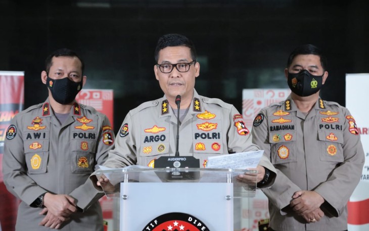 Kapolri Jenderal Idham Azis saat menyampaikan keterangan di de}an media. Senin (16/11).