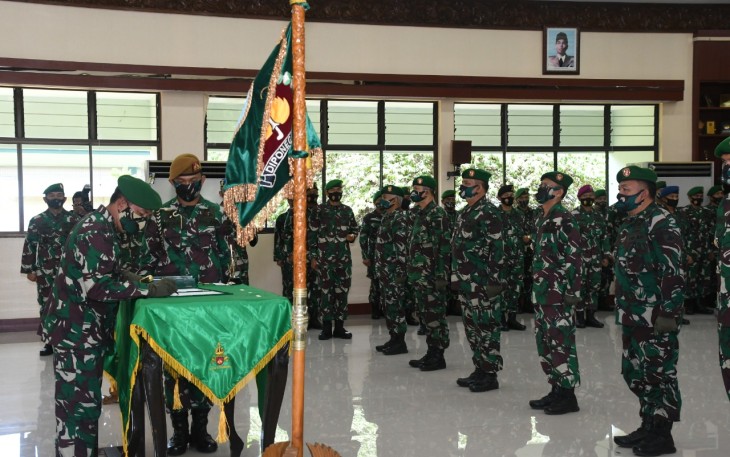 Pangdam IV/Diponegoro Mayor Jenderal TNI Bakti Agus Fadjari, S.I.P., M.Si. memimpin langsung acara serah terima jabatan sejumlah pejabat jajaran Kodam IV/Diponegoro di Aula Makodam IV/Diponegoro, Jl. Perintis Kemerdekaan, Watugong, Semarang, Rabu (18/11).