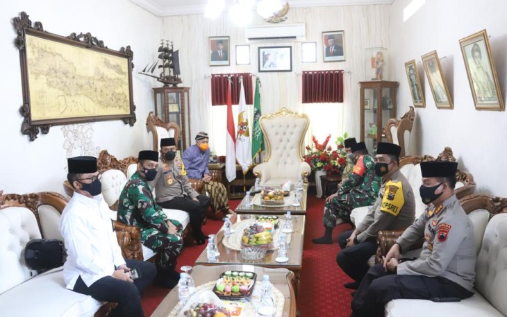 Kapolda Jateng dan jajaran Forkompimda serta Gubernur Jateng,  sowan ke kediaman Habib Luthfi bin Yahya di Pekalongan, Kamis (19/11).