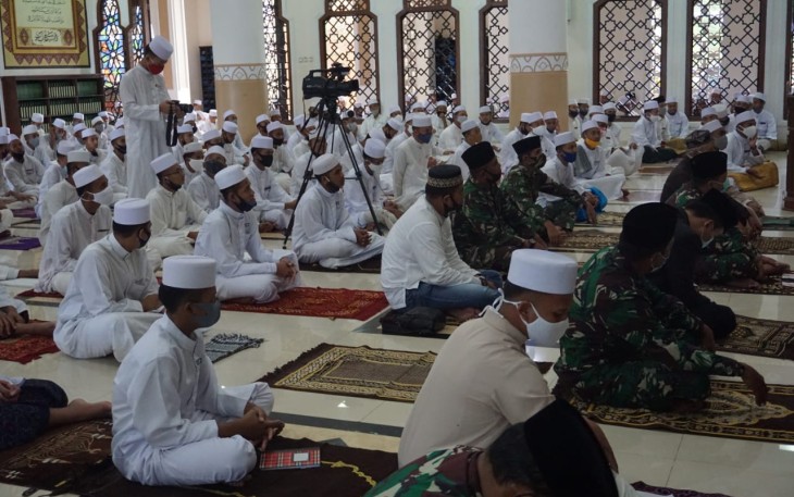 Dandim 0736/Batang Letkol Arh Yan Eka Putra berkunjung ke pondok pesantren dalam rangka safari sholat jum'at  dan silaturrahmi untuk menjalin sinergitas di Pondok Pesantren Modern Tazakka Desa Bandar, Kecamatan Bandar, Kabupaten Batang. Jum'at ( 20/11/20 )