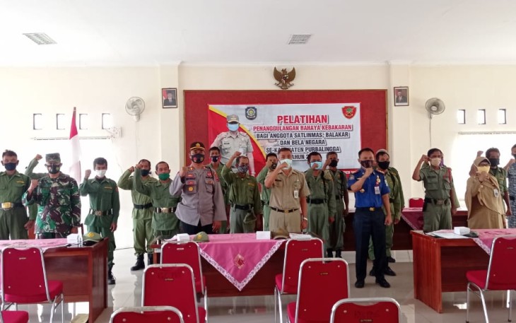 Danramil 01/Purbalingga Kapten Caj Purwanto menghadiri kegiatan Pelatihan Penanggulangan Bahaya Kebakaran bagi Anggota Satlinmas, Balakar dan Bela Negara se-Kabupaten Purbalingga. Kegiatan bertempat di Aula Kecamatan Purbalingga, Kabupaten Purbalingga, Selasa, (24/11/2020).