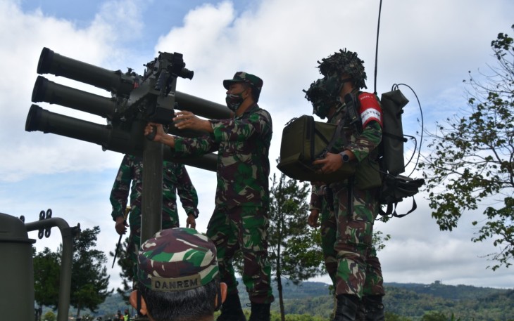Semarang- Asisten Latihan Kasad Mayjen TNI Harianto meninjau kegiatan akhir Latihan Antar Kecabangan Batalyon Tim Pertempuran Yonif 410/Alugoro TA. 2020 di daerah latihan Bantir, Sumowono, Kab. Semarang,  Selasa (24/11).