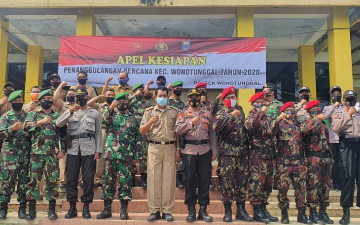 Forum Koordinasi Pimpinan Kecamatan (Forkopimcam) Wonotunggal menggelar Apel Kesiapan Penanggulangan Bencana Tahun 2020.  Apel tersebut digelar di Halaman Kantor Kecamatan Wonotunggal, Selasa (24/11/2020).