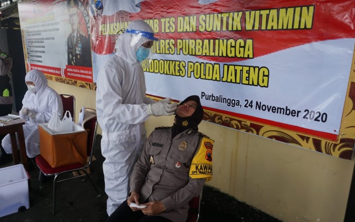 Bidang Kedokteran dan Kesehatan (Biddokkes) Polda Jateng menggelar kegiatan tes swab dan pemberian injeksi vitamin bagi personel di Polres Purbalingga, Selasa (24/11/2020).