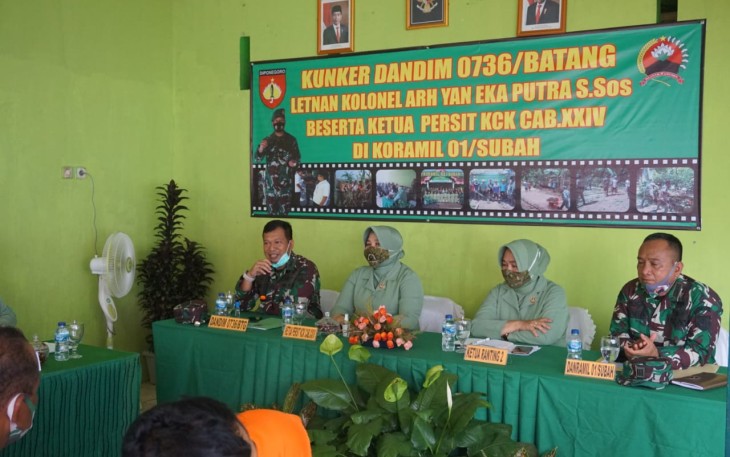 Komandan Kodim 0736/Batang Letkol Arh. Yan Eka Putra didampingi Ibu Ketua Persit Kartika Chandra Kirana Cabang XXIV Ny. Ratih Rangga Apriyani S.t, Kepala Staf Mayor Kav. Haryono, Para Perwira Staf serta Ibu pengurus melaksanakan kunjungan kerja ke Koramil Jajarannya, Selasa (24/11/20).