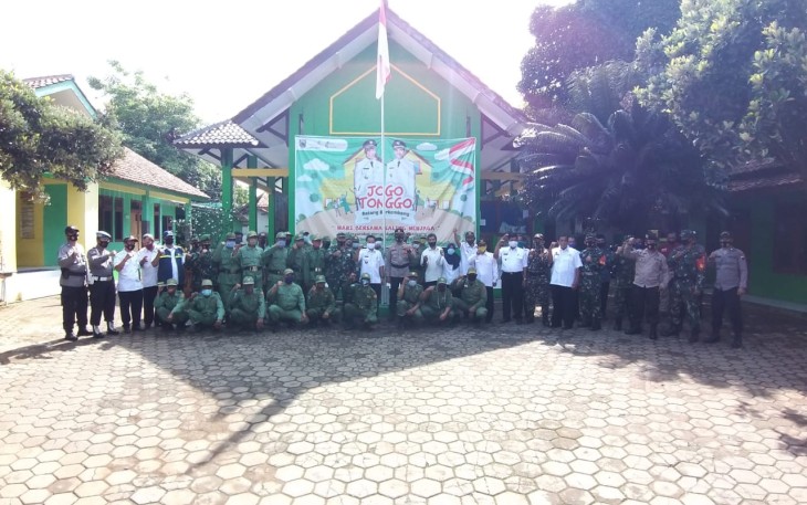 Memasuki musim penghujan akhir tahun 2020 ini, guna untuk mengantisipasi terjadinya bencana alam, khususnya banjir dan tanah longsor jajaran Muspika Kecamatan Tulis menggelar apel Siaga Bencal (Jogo Tonggo) di halaman kantor Kecamatan Tulis. Rabu (25/11/2020)
