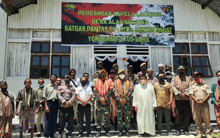 Dansatgas Yonarmed 3/105 Tarik meresmikan Gereja Kapela Lalebun untuk umat Katolik di Desa Alas Selatan. Desa Alas Selatan, Kecamatan Kobalima, Kabupaten Malaka Nusa Tenggara Timur, Rabu (25/11/2020). 