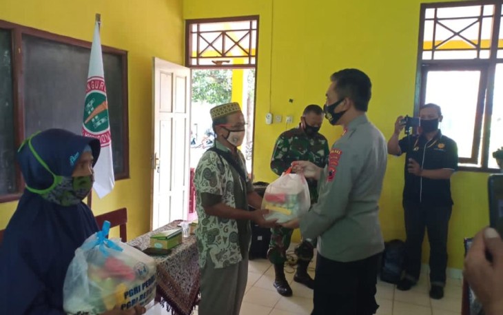 Persatuan Guru Republik Indonesia (HUT PGRI)  dan Hari Guru Nasional (HGN) tahun 2020, PGRI Cabang kecamatan Tulis menggelar Bakti Sosial membagikan sembako terhadap warga terdampak COVID-19 di kantor sekretariat PGRI setempat, Kamis (26/11/2020).