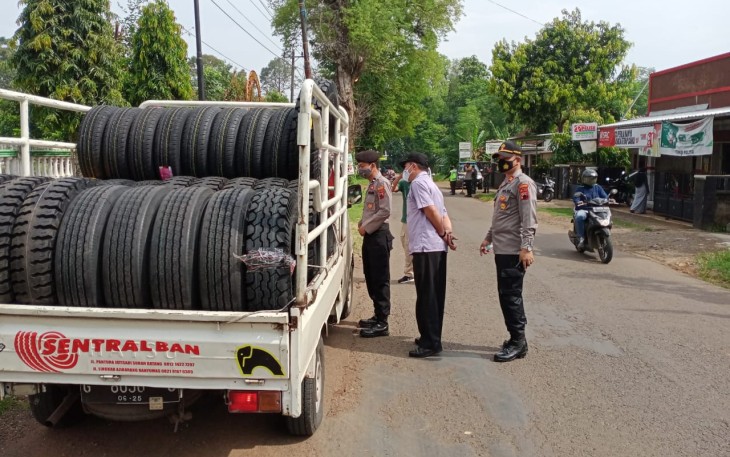 Polsek Singorojo operasi Yustisi  di Jalan Raya Brayu Desa Kertosari Kecamatan Singorojo. Jum'at 26/11/2020.
