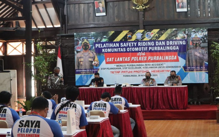 Satuan Lalu Lintas (Satlantas) Polres Purbalingga menggelar pelatihan safety riding dan driving bagi anggota komunitas otomotif wilayah Kabupaten Purbalingga, Sabtu (28/11/2020).