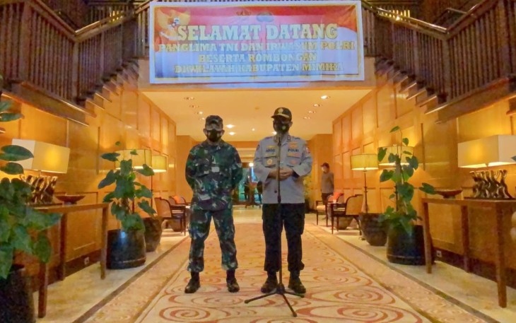 Kadiv Humas Polri dengan didampingi oleh Kapuspen TNI, Mayjen TNI Ahmad Riad, ketika memberikan pernyataan kepada wartawan di Rimba Papua Hotel (RPH), Sabtu (28/11).