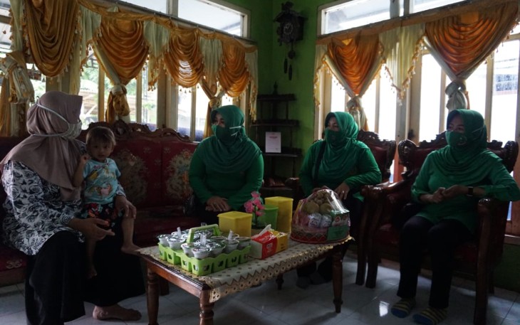 Ketua Persit Kartika Chandra Kirana cabang XXIV Kodim Batang Ny. Ratih Rangga Apriyani S.t, yang didampingi oleh Wakil Ketua dan sejumlah Pengurus memberikan santunan kepada para anggota dan keluarga TNI yang sedang mengalami sakit. Sabtu (28/11)