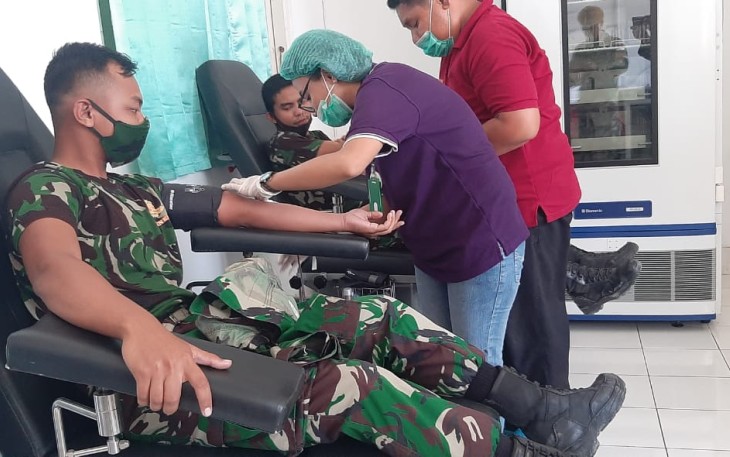 Satgas Yonarmed 3/105 Tarik mentransfusikan darahnya kepada salah satu warga desa binaan yang menderita Anemia di Kecamatan Kobalima Timur, Kabupaten Malaka, Nusa Tenggara Timur, Minggu (29/11/2020).