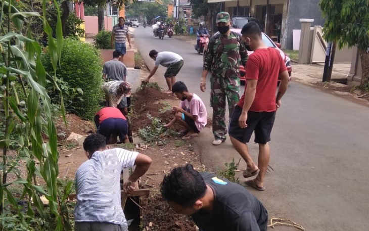 Babinsa Desa Kalisalak Koramil 10/Batang Sertu kuwat Untung melaksanakan Karya bakti bersama warga membersihkan sampah,rumput  dan normalisasi saluran air di desa Kalisalak, Kecamatan Batang, Kabupaten Batang. Minggu  (29/11/2020).