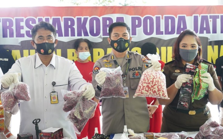 Direktorat Reserse Narkoba (Ditresnarkoba) Polda Jawa Tengah musnahkan 23 ribu jamu tradisional palsu dengan cara dibakar di Krematorium Kedungmundu, Semarang, Senin (30/ 11/2020).