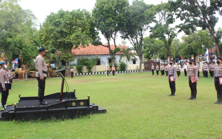 Kapolres Pemalang AKBP Ronny Tri Prasetyo Nugroho memimpin upacara korp raport kenaikan pangkat pengabdian dari Aiptu menjadi Ipda terhitung mulai tanggal (TMT) 1 Desember 2020 dan memberikan penghargaan bagi anggota yang berprestasi di bidang pembinaan, Senin (30/11).