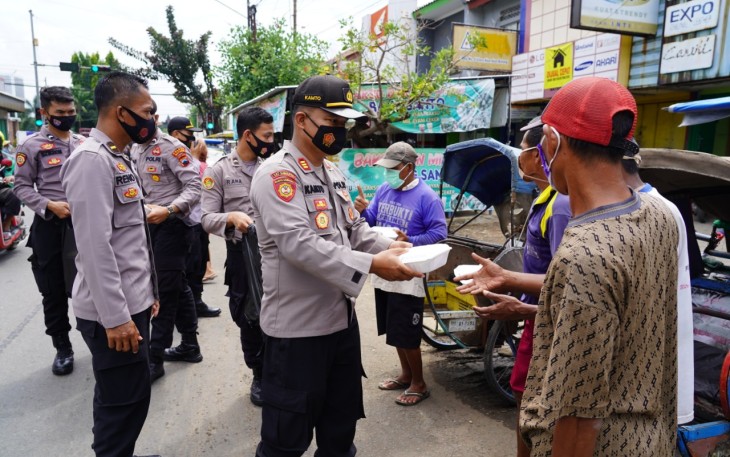 Jajaran Polres Batang Polda Jawa Tengah membagikan 500 nasi kotak kepada masyarakat di wilayah kecamatan Batang, Senin (30/11/2020).