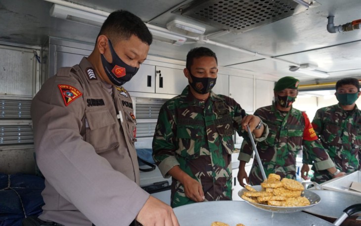 Pemerintah daerah Kabupaten Batang bersama TNI-Polri bersinergi membuka dapur umum siapkan menu untuk warga terdampak pandemi COVID-19 di Halaman belakang Mapolres Batang, Senin (30/11/2020).