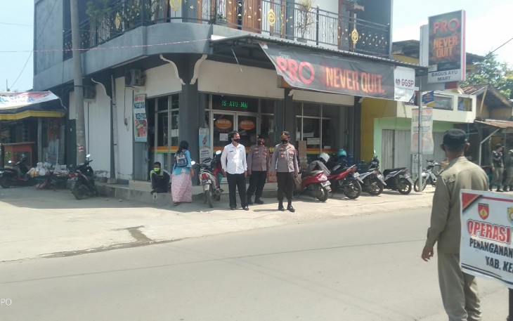 Kapolsek Rowosari AKP Zaenal Arifin SH. dan Plt. Camat Rowosari memimpin Operasi Yustisi Gabungan di depan Balai Desa Sendang Dawuhan, Rabu 11/11/2020