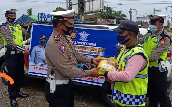 Polres Seluma Bagikan Sembako Kepada Juru Parkir
