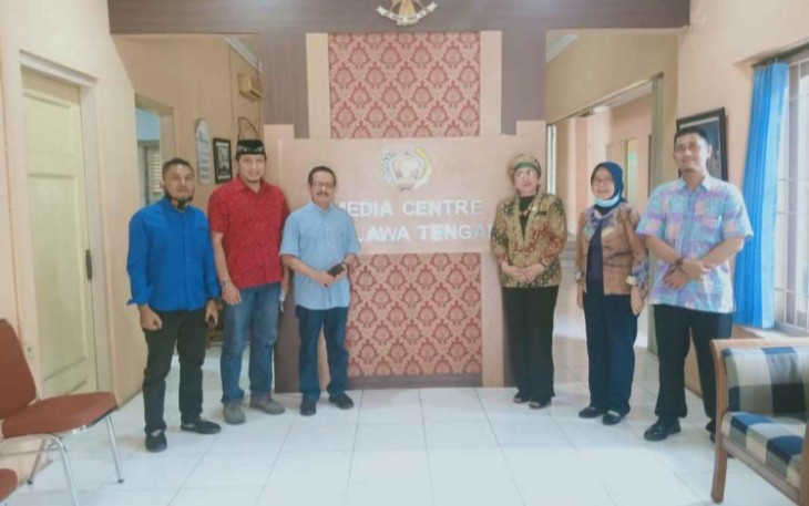 Ketua PWi dan SMSI Jateng, Ketua Peradi Palembang beserta staf dan awak Media berfoto bersama di Kantor PWI Jateng. Jum'at, 6/11/2020.