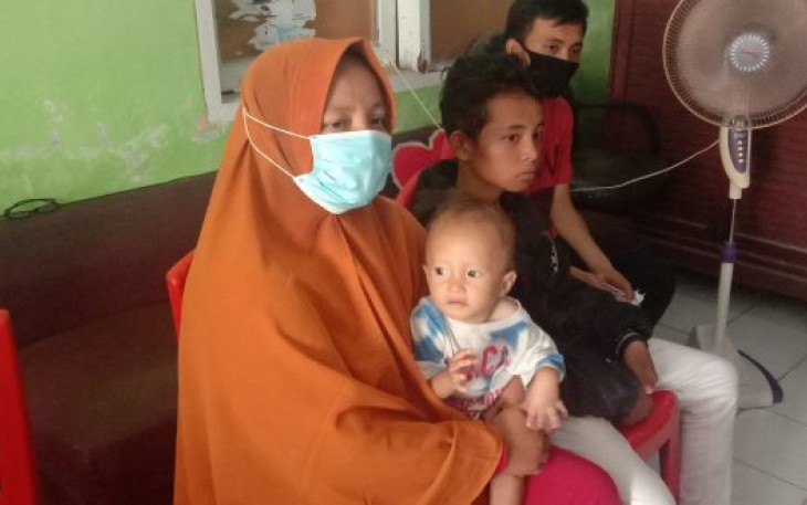 Desmi (35), janda beranak 7 Saat mendatangi Plt Walikota Bengkulu Dedy Wahyudi di kantor lurah Penurunan 